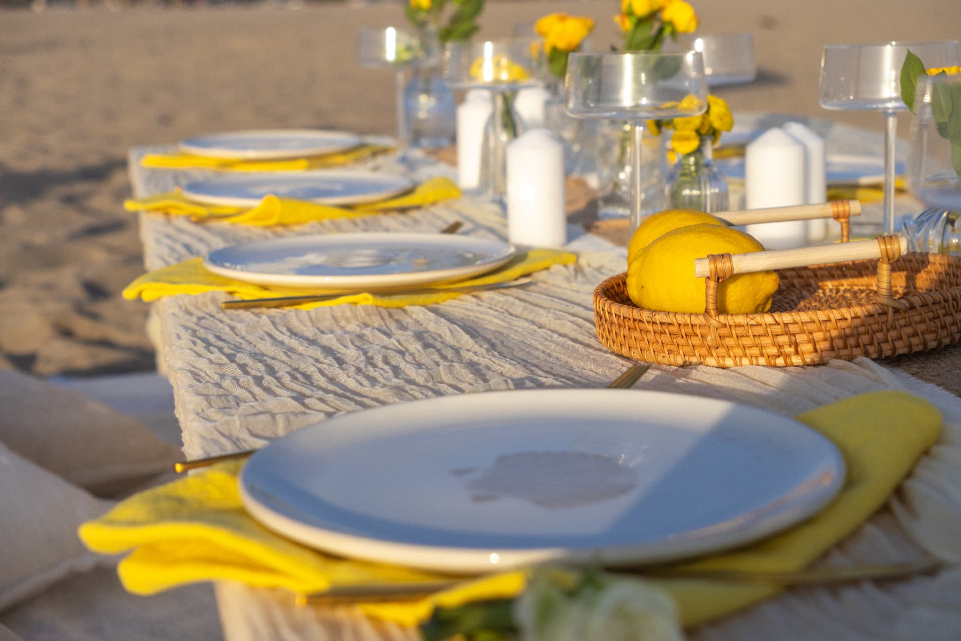 Lemon-yellow napkins and floral table details